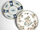 deux assiettes ornées de motifs sur un fond blanc