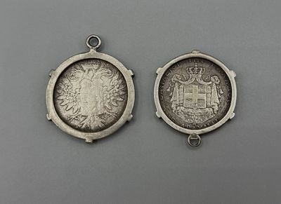 deux pièces d'argent surmontées d'une couronne