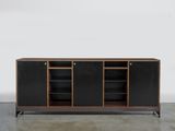 le buffet est en bois et en cuir noir