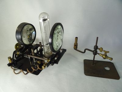 une horloge posée sur une table à côté d'une ampoule
