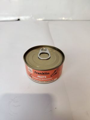 une boîte de conserve posée sur une table