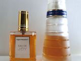 deux flacons de parfum posés l'un à côté de l'autre sur une table