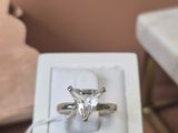une boîte blanche contenant une bague en diamant