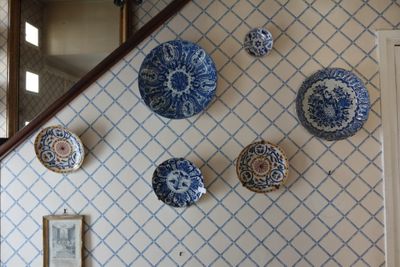 Il y a de nombreuses assiettes accrochées au mur dans cette pièce.