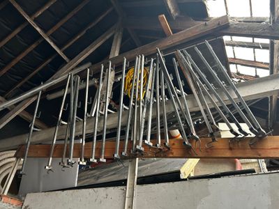une photo d'un bâtiment qui a été entièrement vidé de ses installations