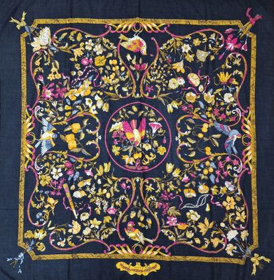 une écharpe noire ornée de fleurs et d'oiseaux jaunes et roses
