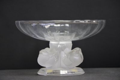 un bol en verre orné d'un oiseau, posé sur une table