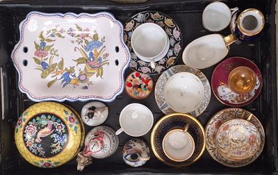 un plateau sur lequel sont disposés de nombreux types de vaisselle en porcelaine