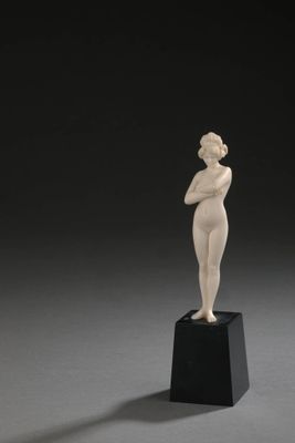 une image représentant une statue de femme debout sur un socle noir