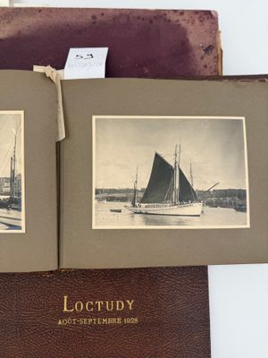 deux vieilles photos de bateaux présentées dans un livre