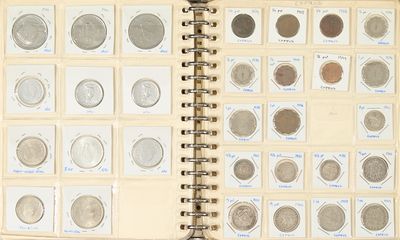 un livre dans lequel se trouve un tas de pièces de monnaie