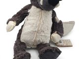 une peluche assise à côté d'une télécommande