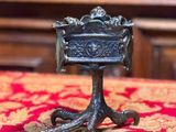 un petit objet métallique posé sur une table recouverte d'une nappe rouge