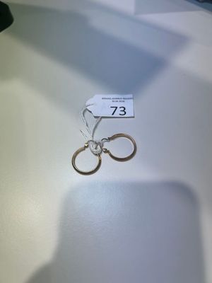 un porte-clés posé sur une table