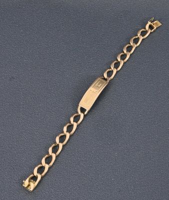 un bracelet plaqué or muni d'un fermoir carré
