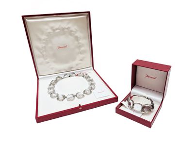 une boîte rouge contenant un bracelet en argent et une boîte rouge contenant un bracelet en argent