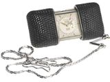un sac à main noir muni d'une chaîne et d'une montre