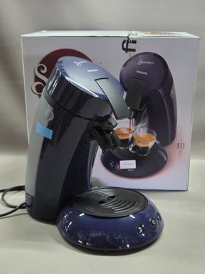 une cafetière posée à côté d'une boîte
