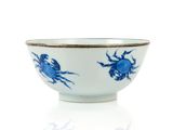 un bol bleu et blanc orné d'un motif représentant un crabe