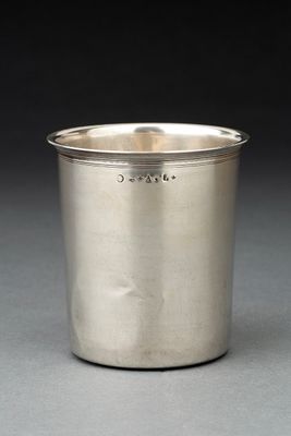 un gros plan d'une tasse en argent posée sur une table