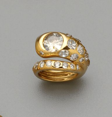 Bague "Serpent" en or jaune 18K (750/oo), la tête ornée d'un…