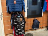 une pièce où sont accrochés plein de vêtements au mur