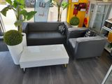 un salon avec deux canapés et une table basse devant une fenêtre