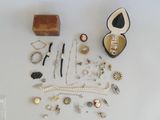 de nombreux bijoux posés sur une table blanche