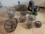 de nombreux paniers posés par terre à côté d'une bouilloire