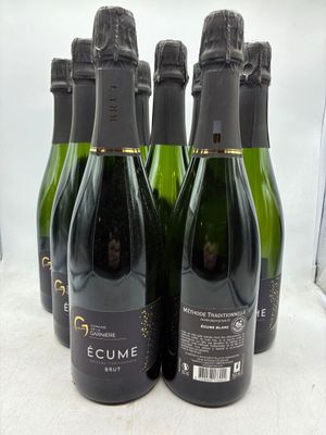 six bouteilles de vin sont alignées sur une table