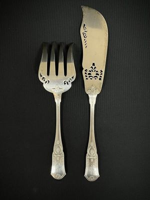 deux fourchettes et un couteau posés sur une table noire