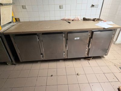 une image d'une cuisine avec beaucoup d'espace de travail
