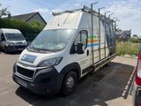 une camionnette blanche garée dans un parking à côté d'autres voitures