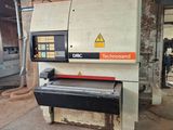 une machine qui se trouve dans un bâtiment, avec une autre machine posée à côté d'elle