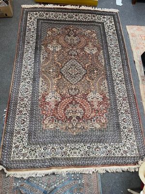 Grand tapis el laine décor fleuri dans les tons bruns et crè…