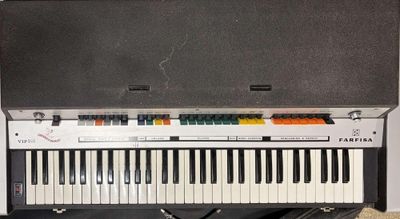 un piano posé sur une table