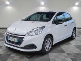 la voiture blanche est garée dans le garage sur un sol en damier
