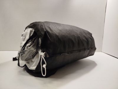 un sac noir posé sur une table, sur fond blanc
