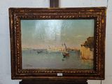 une peinture à l'huile représentant une vue d'un port avec un bateau sur l'eau