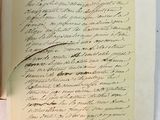 un livre ouvert sur lequel repose une feuille de papier, à côté d'une paire de ciseaux