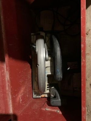 un téléphone dans une cabine rouge, muni d'un fil