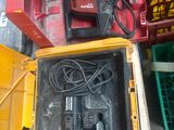 une boîte contenant une perceuse et d'autres outils