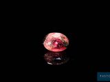 gros plan d'un diamant rose sur une surface noire