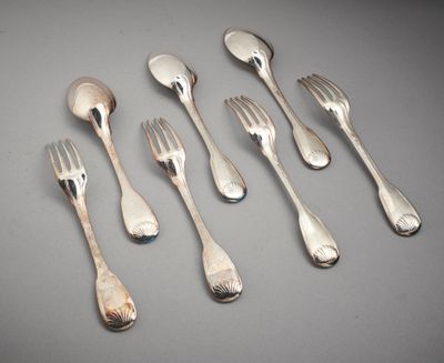 six fourchettes et cuillères sont disposées en rangée sur une table