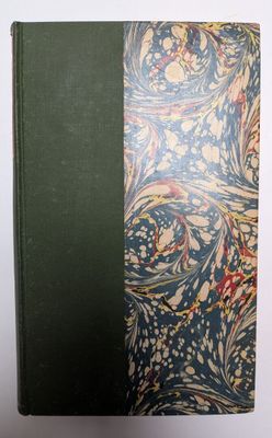 un livre à la couverture verte posé sur une table