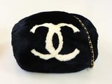 un sac à main noir orné d'un logo blanc