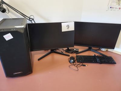 deux écrans d'ordinateur et un clavier posés sur le bureau