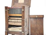 une vieille armoire en bois sur laquelle est posé un livre