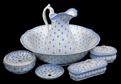 U&C, fin XIXème - GARNITURE DE TOILETTE en faïence à décor e… - Photo 1