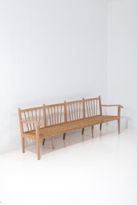 un banc en bois dans une pièce blanche aux murs blancs